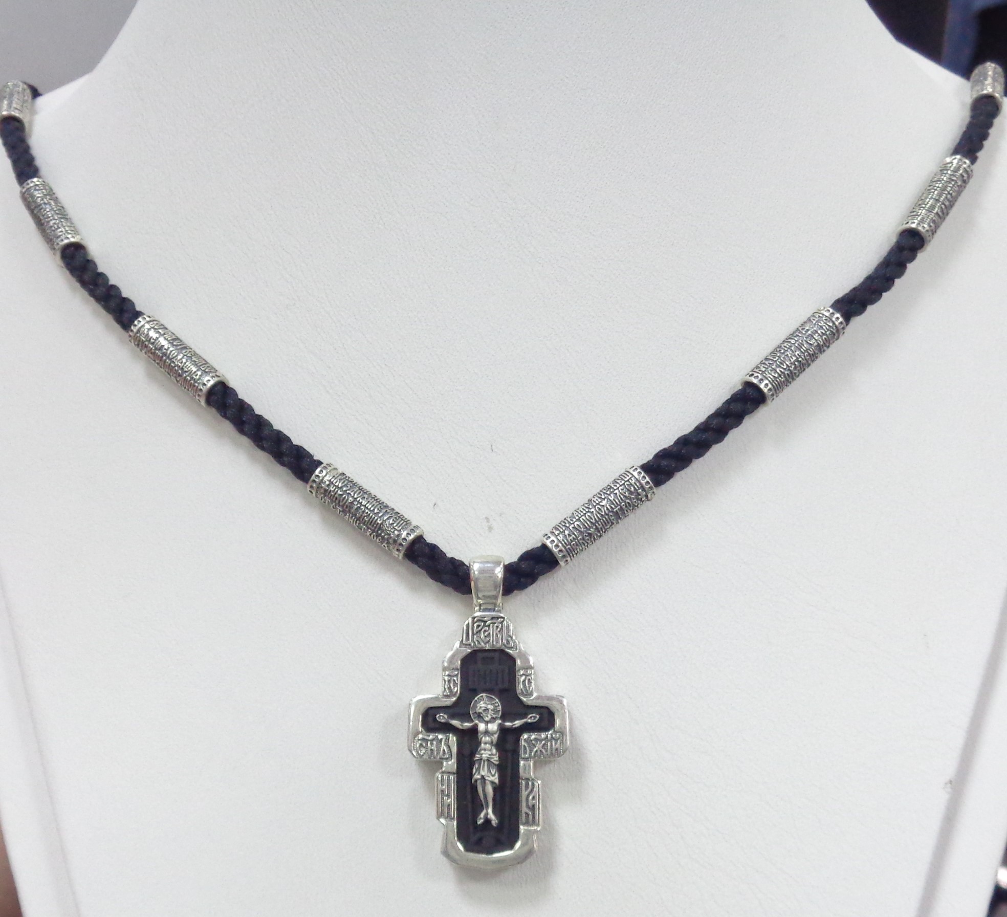 Серебряная подвеска-крест с эбеновым деревом на шнурке